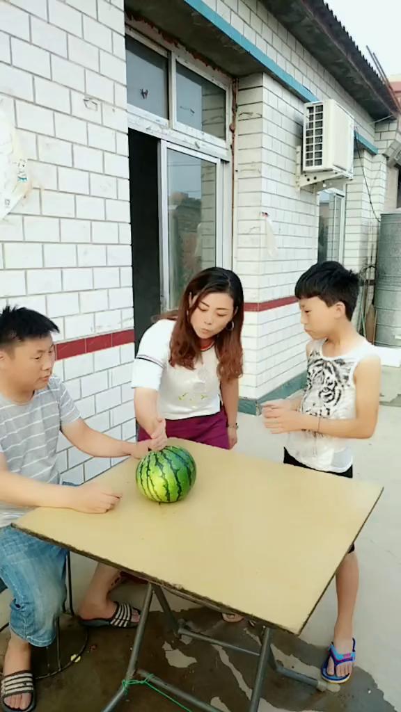 儿子和妈妈视频吃瓜,温馨互动传递家庭温情