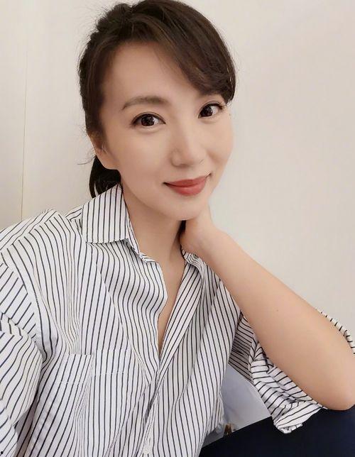 旅游吃瓜美女图片高清视频,旅游吃瓜美女，一睹为快的美景与风情